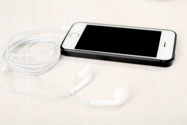 Telefon ve kulaklık resmi.