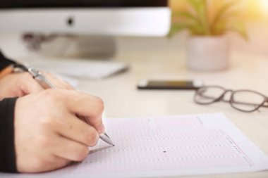 Kalemle doluhalinde ki optik işaret tanıma sayfasında sınav.