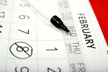 Beyaz takvimdeki siyah işaretçi resmi.