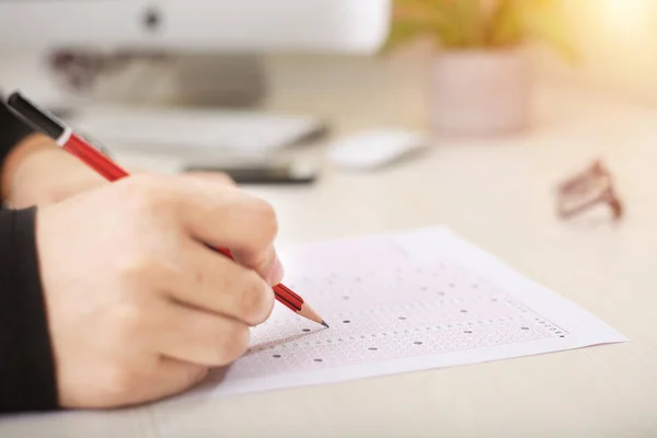 Kalemli bir cevap kağıdı veya optik işaret tanıma sayfası.