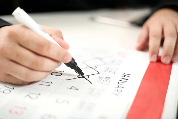 Mano Dell Uomo Sta Segnando Una Data Sul Calendario Con — Foto Stock