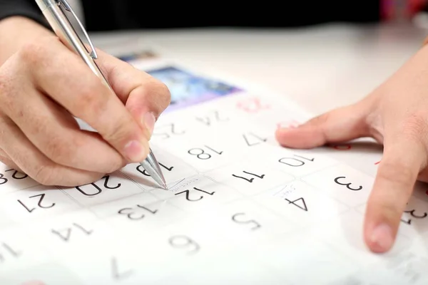 Mann Schreibt Auf Den Kalender — Stockfoto