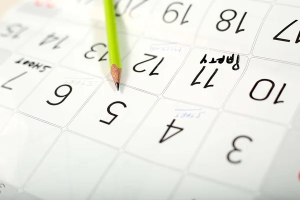 Bild Des Grünen Bleistifts Auf Dem Weißen Kalender — Stockfoto