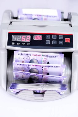 Sayma makinesinde yeni para birimi. Beyaz arka planda yalıtılmış.