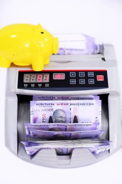 Kumbaralı sayma makinesindeki banknot. Beyaz arka planda yalıtılmış.