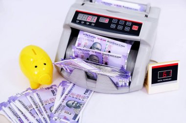 Kumbaralı sayma makinesindeki banknot. Beyaz arka planda yalıtılmış.