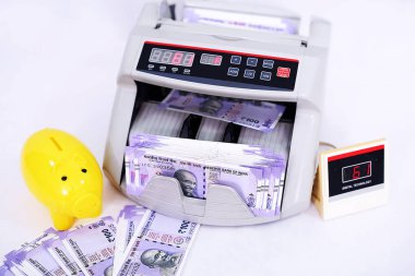 Kumbaralı sayma makinesindeki banknot. Beyaz arka planda yalıtılmış.