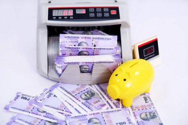 Kumbaralı sayma makinesindeki banknot. Beyaz arka planda yalıtılmış.