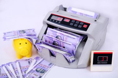 Kumbaralı sayma makinesindeki banknot. Beyaz arka planda yalıtılmış.