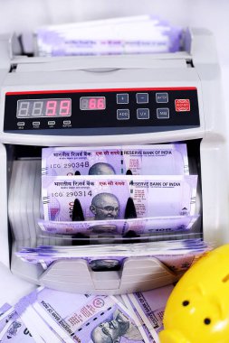 Kumbaralı sayma makinesindeki banknot. Beyaz arka planda yalıtılmış.