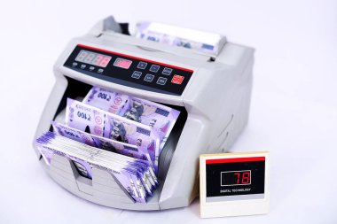 Döviz sayacı makinesinde Hint banknotları. Beyaz arka planda yalıtılmış.