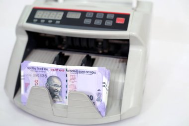 Para saymak için makine. Beyaz arka planda yalıtılmış.