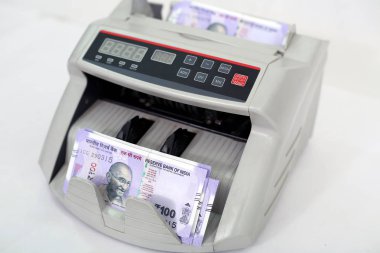 Para sayma makinesinde para sayma. Beyaz arka planda yalıtılmış.