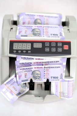 Yeni Hint para birimi saymak için para sayma makinesi. Beyaz arka planda yalıtılmış.