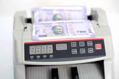 Sayma makinesinde yeni para birimi. Beyaz arka planda yalıtılmış.