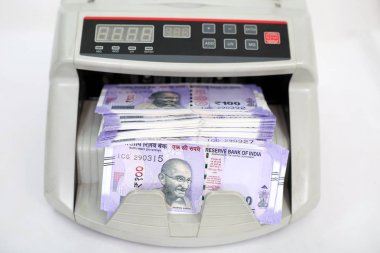 Döviz sayacı makinesinde Hint banknotları. Beyaz arka planda yalıtılmış.