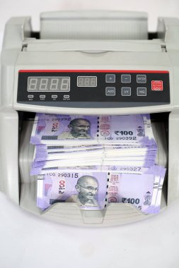 Para sayacı makinesinde yeni Hint banknotları. Beyaz arka planda yalıtılmış.