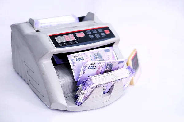 Máquina Para Contar Dinero Con Nueva Moneda Aislado Sobre Fondo — Foto de Stock