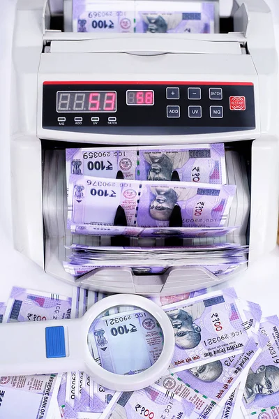 Máquina Contadora Dinero Con Billetes Nuevos 100 Rupias Lupa Aislado — Foto de Stock