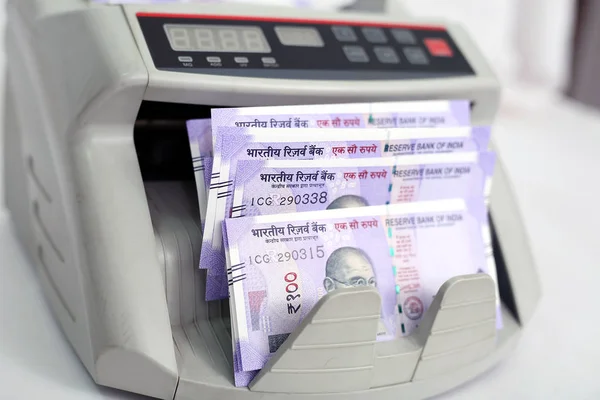 Máquina Para Contar Dinero Con Nueva Moneda Aislado Sobre Fondo — Foto de Stock
