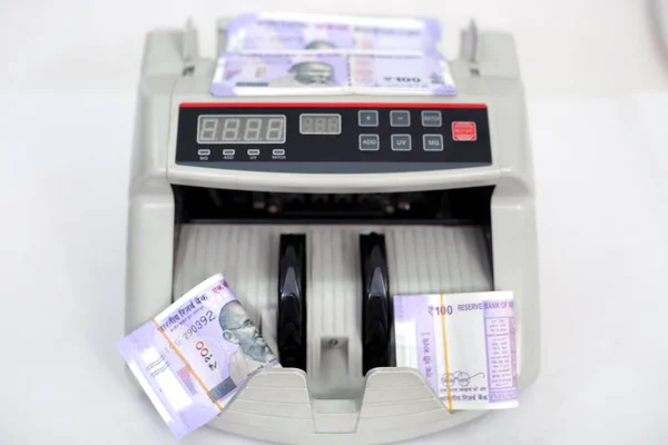 Máquina Contadora Dinero Con Billetes Nuevos 100 Rupias Aislado Sobre — Foto de Stock
