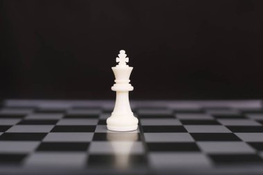Satranç tahtasında satranç piyon. siyah arka plan üzerinde izole.