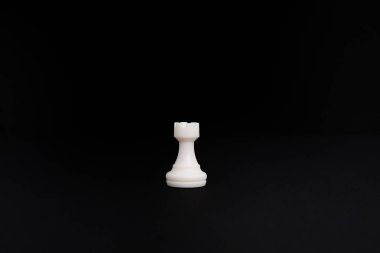 Satranç tahtasındaki bir satranç piyonu resmi. siyah arka plan üzerinde izole.