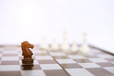 Satranç tahtasındaki satranç siyahat resmi. Beyaz arka planda yalıtılmış.