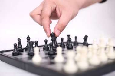 Elin resmi satranç oynuyor. Beyaz arka planda yalıtılmış.