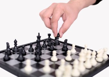 El resmi satranç oynuyor ve elinde piyon tutun. Beyaz arka planda yalıtılmış.