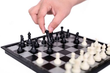 İnsanın resmi satranç oynuyor. Beyaz arka planda yalıtılmış.