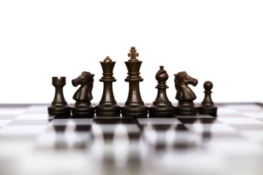 Satranç tahtasının siyah piyonları. Beyaz arka planda yalıtılmış.