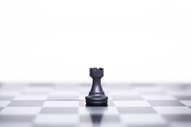 Satranç tahtasındaki bir satranç piyonu resmi. Beyaz arka planda yalıtılmış.
