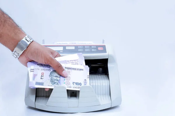 人手正在把新的印度纸币放在自动取款机上 在白色背景上隔离 — 图库照片
