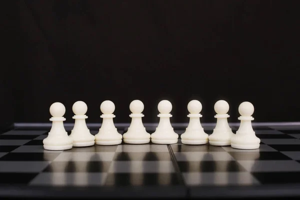 Картина Білих Шахових Пішаків Шахівниці Ізольовані Чорному Фоні — стокове фото