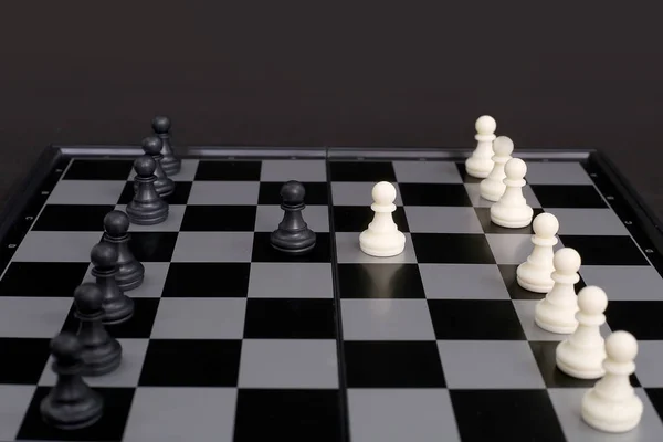 Зображення Шахового Пішака Шахівниці Ізольовані Чорному Фоні — стокове фото