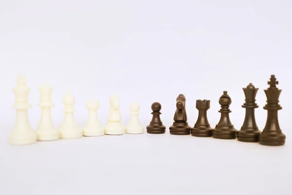 Φωτογραφία Πιόνια Στο Σκάκι Απομονωμένη Στο Λευκό Φόντο — Φωτογραφία Αρχείου