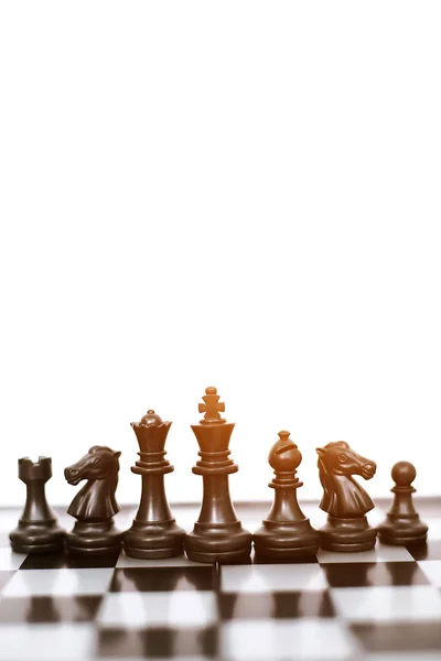 Πιόνια Σκακιού Στη Σκακιέρα Απομονωμένη Στο Λευκό Φόντο — Φωτογραφία Αρχείου