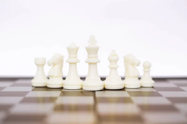 Зображення Настільної Гри Білими Шаховими Пішаками Ізольовані Білому Тлі — стокове фото