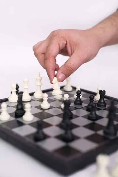 Hombre Está Jugando Ajedrez Aislado Sobre Fondo Blanco — Foto de Stock