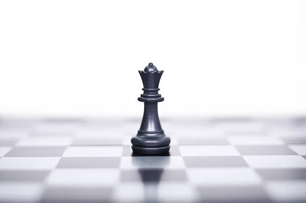 Satranç tahtasındaki satranç piyonu portresi. Beyaz arka planda yalıtılmış.