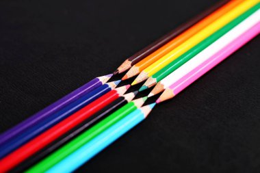 Güzel renkli kalemlerin portresi. Siyah arka planda yalıtılmış.