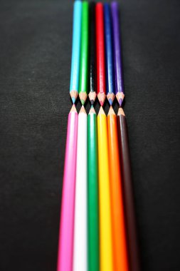 Güzel renkli kalemlerin fotoğrafı. Siyah arka planda yalıtılmış.