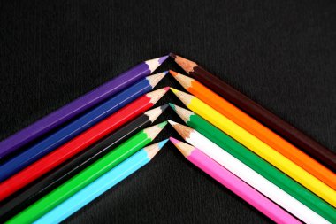 Çok renkli kalemler. Beyaz arka planda yalıtılmış.