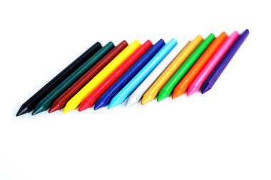 Arka arkaya renkli pastel kalem seti. Beyaz arka planda yalıtılmış.