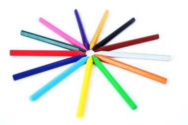 Arka arkaya renkli pastel kalem seti. Beyaz arka planda yalıtılmış.