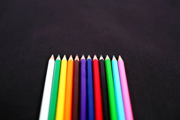 Zestaw Kolorowego Ołówka Rzędu Izolowane Czarnym Tle — Zdjęcie stockowe