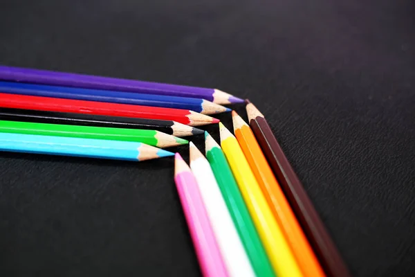 Διαφορετικά Ξύλινα Χρωματιστά Μολύβια Απομονωμένος Στο Μαύρο Φόντο — Φωτογραφία Αρχείου
