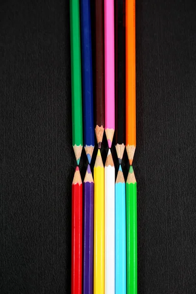 Διαφορετικά Χρωματιστά Μολύβια Απομονωμένος Στο Μαύρο Φόντο — Φωτογραφία Αρχείου