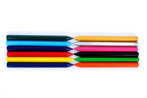 一排彩色柔和的铅笔 在白色背景上隔离 — 图库照片